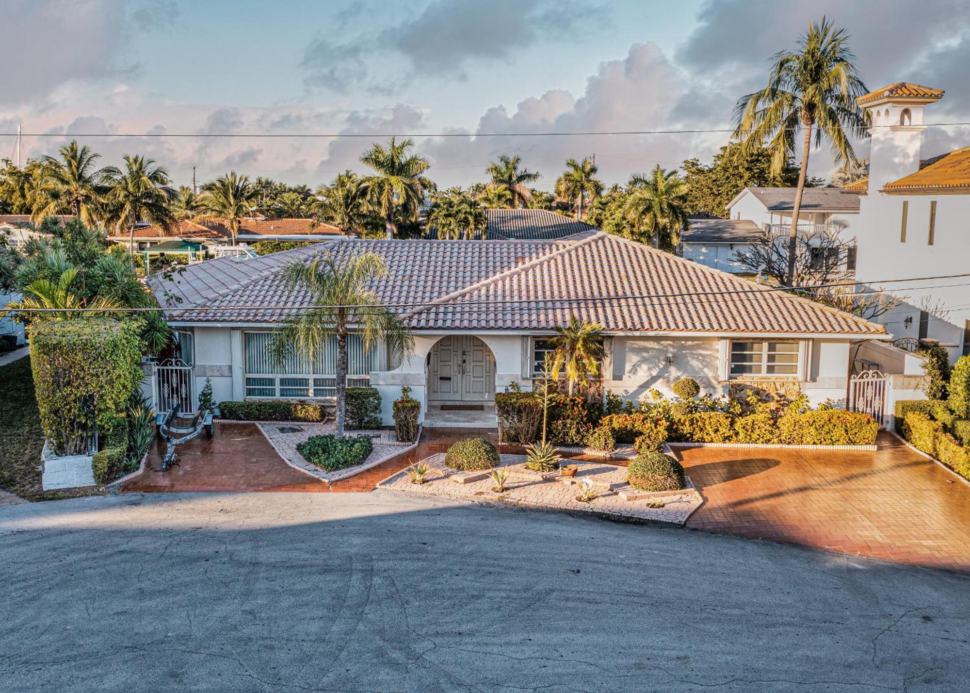 Waterfront Heated Pool Walk To Holiday home *